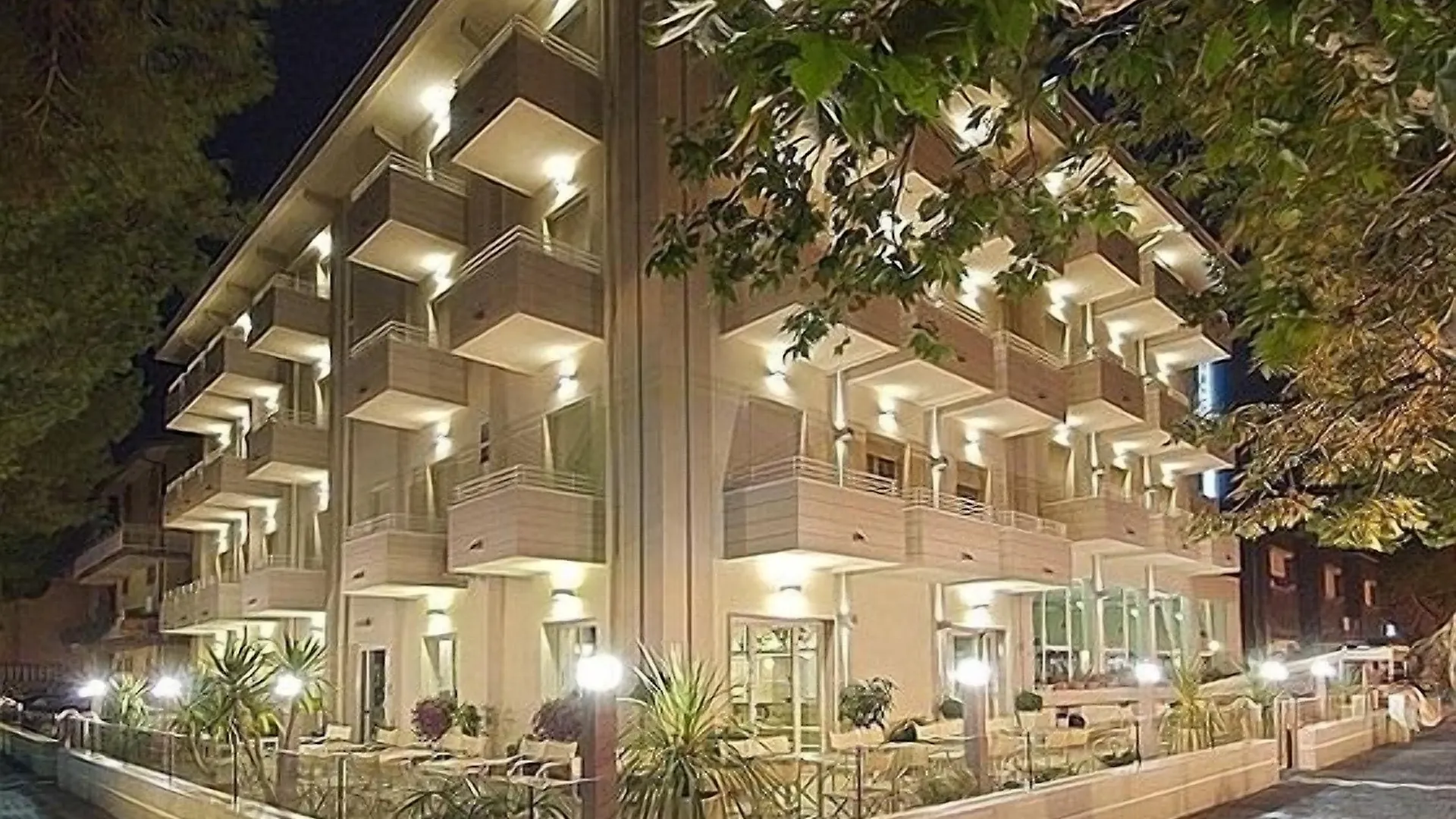 Soggiornare vicino a Viale Ceccarini: 15 Hotel Economici a Confronto